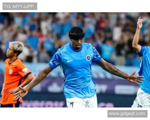 三十岁足球球星盘点：那些依旧闪耀赛场的顶级球员